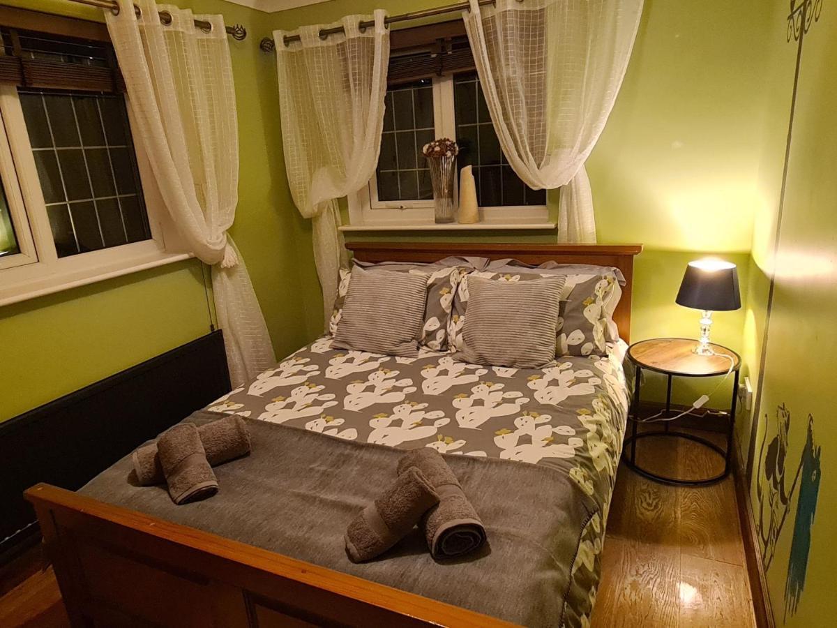 Spacious, 5 Bed House For 9 In Chester Esterno foto