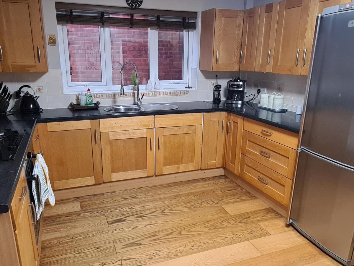 Spacious, 5 Bed House For 9 In Chester Esterno foto