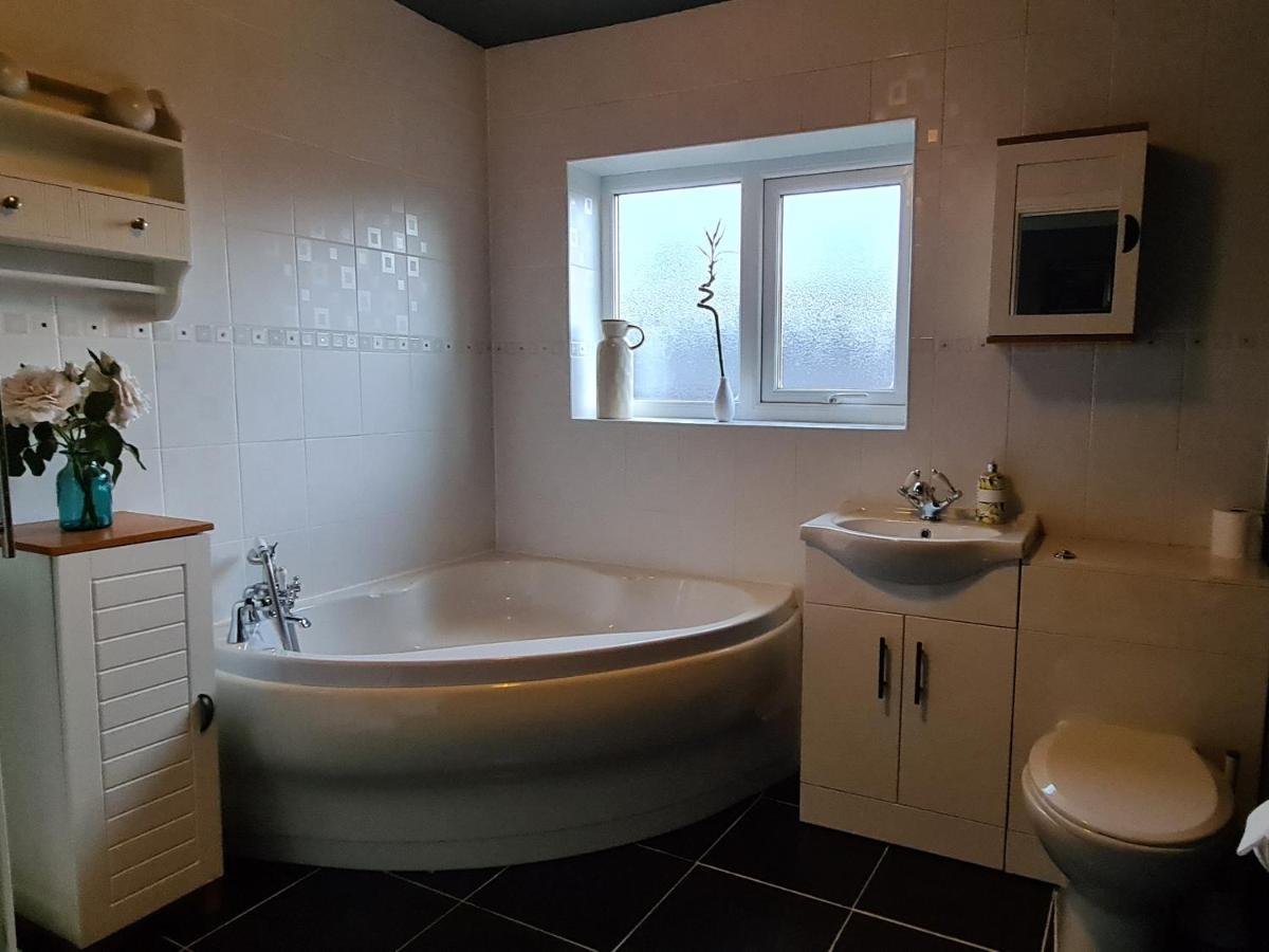 Spacious, 5 Bed House For 9 In Chester Esterno foto