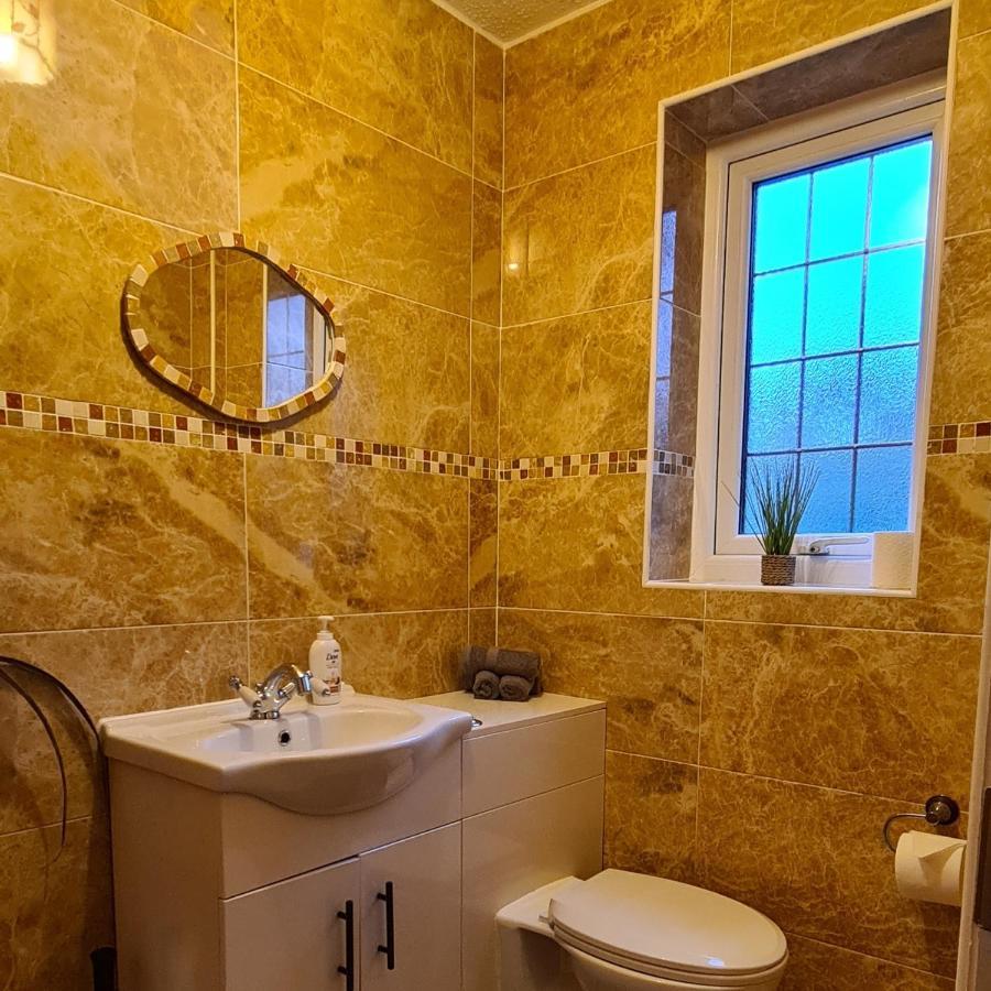 Spacious, 5 Bed House For 9 In Chester Esterno foto